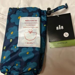 Girls rain poncho linenlux size large color blue with print blue flowers. New